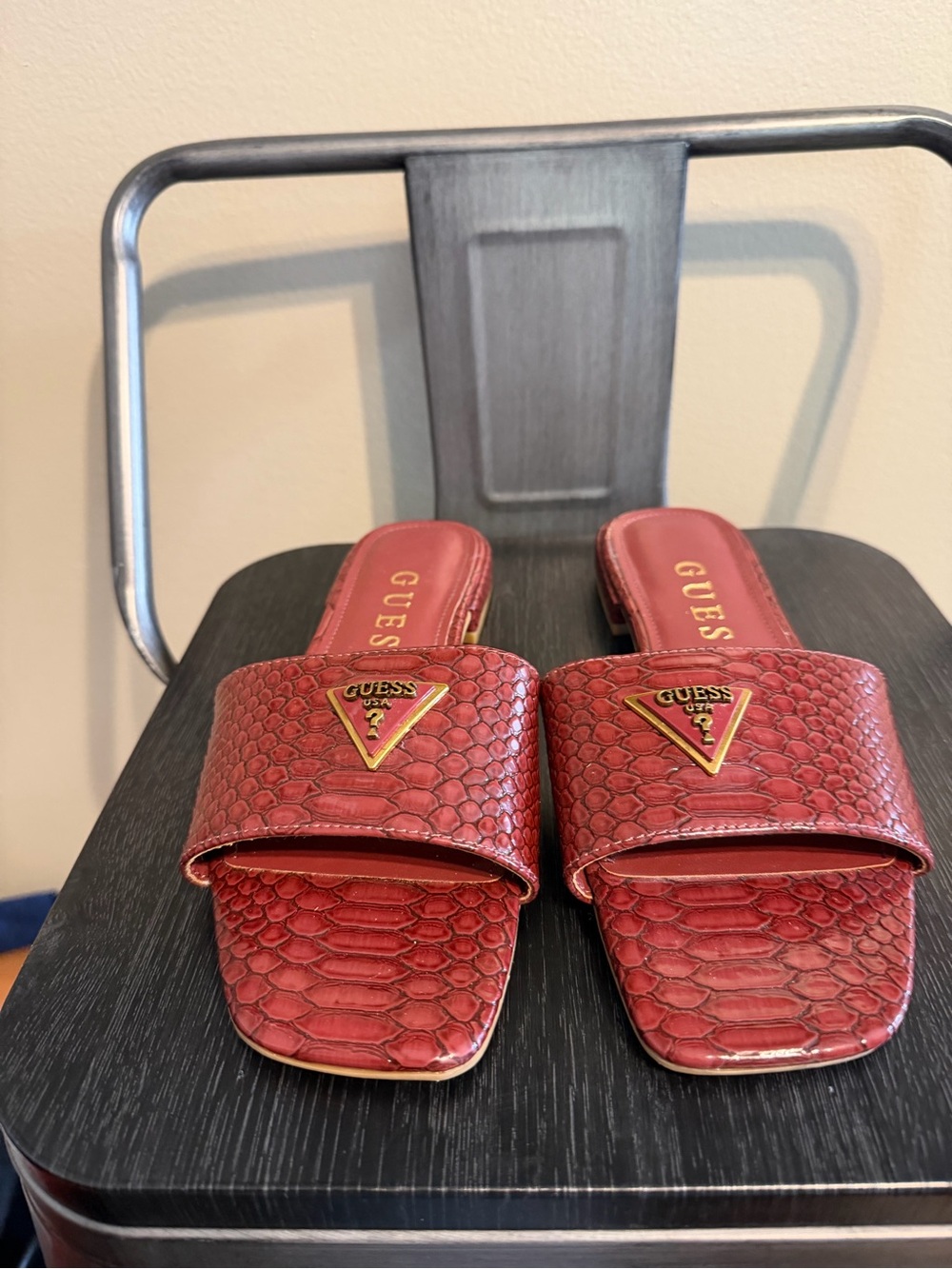 Guess Burgundy Red Croc Embossed Logo Slide Sandals Size 8 - Picture 4 of 11